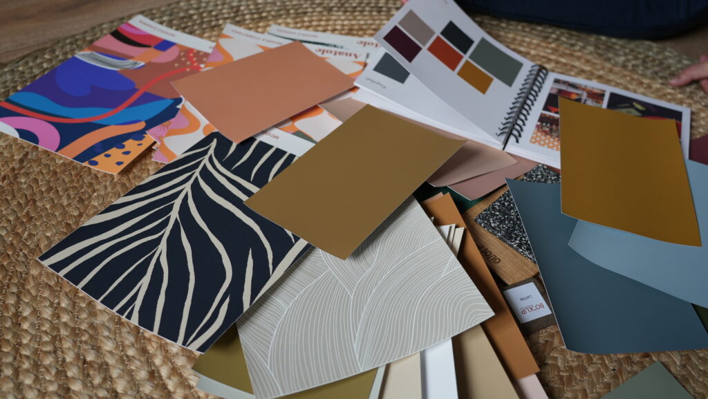 Échantillons de couleurs de peinture pour choisir une teinte intérieure