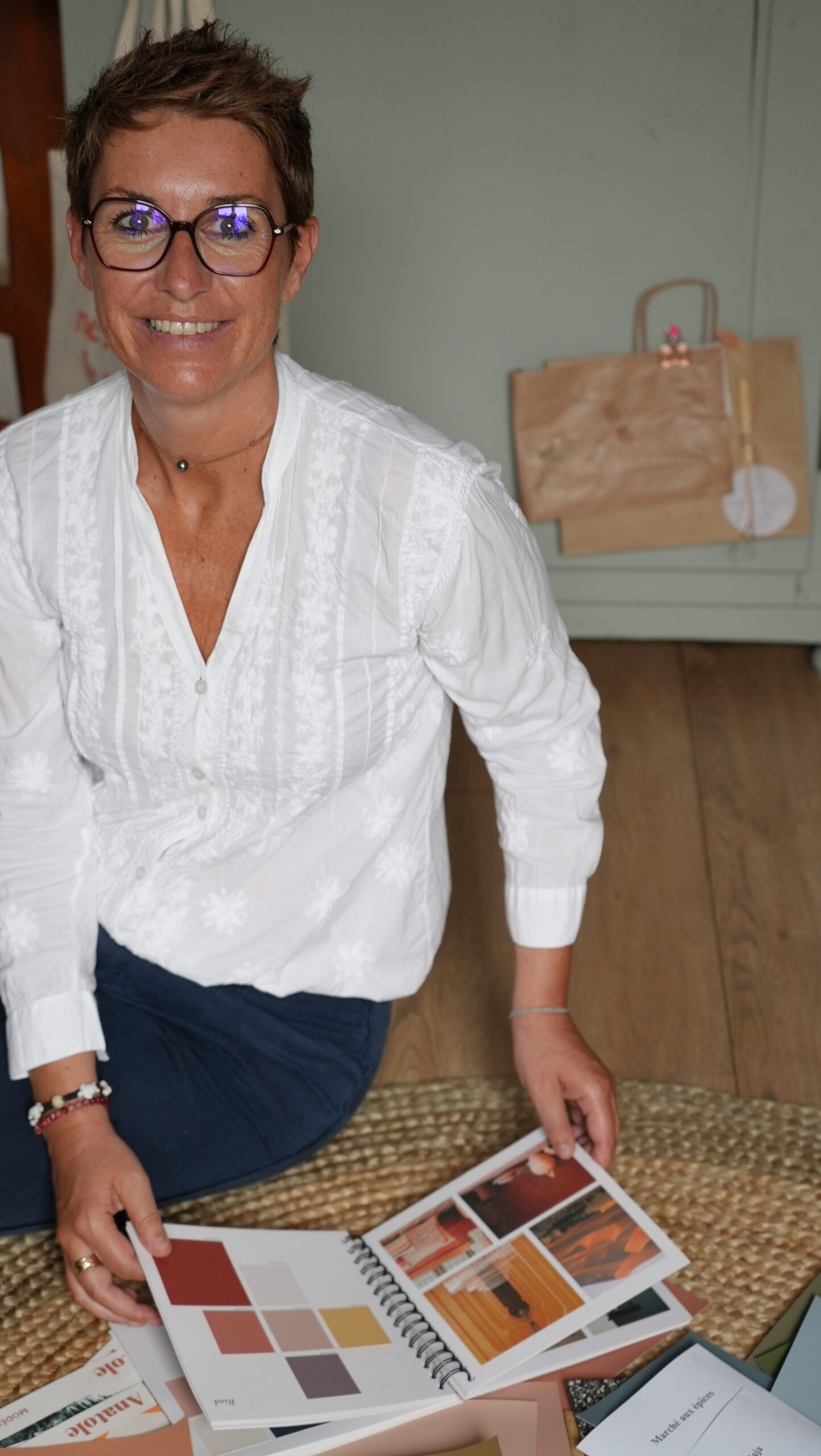 Sophie Jelger, décoratrice et coloriste, travaillant sur une palette de couleurs